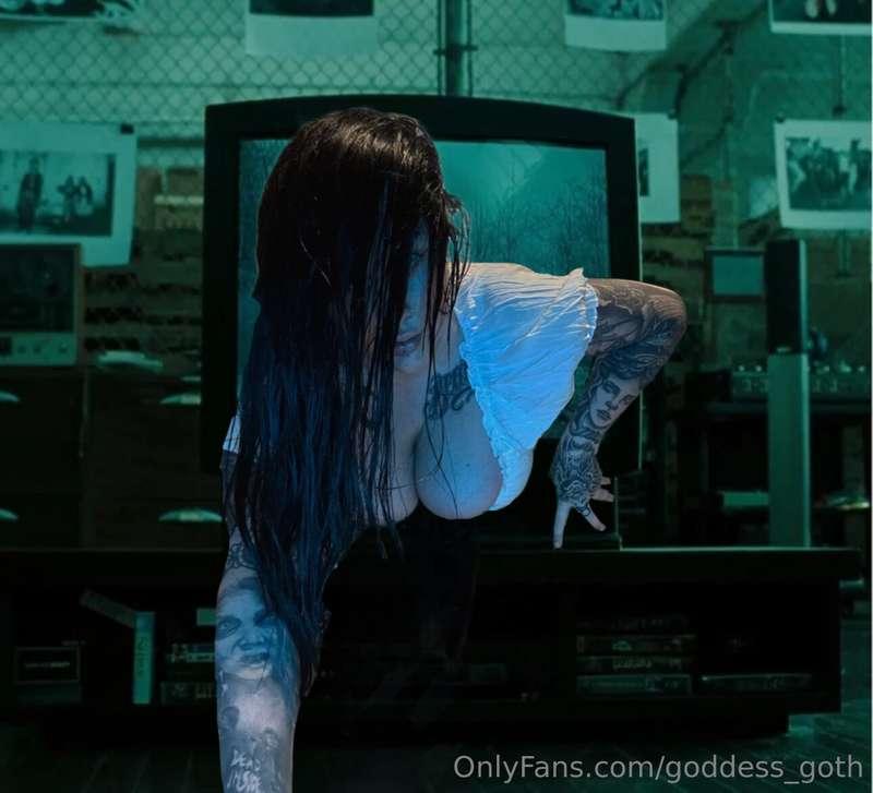 HAPPY HALLOWEEN MY GHOULS! 👻Do you like my costume this year..