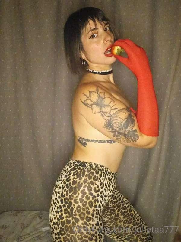 @BELLOTA_SEXY 

We play together?

🌸 SEXTING
🌸 CUSTOM VIDEOS..