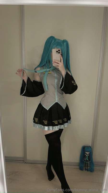 twinning with my miku doll ♫⋆｡♪ ₊˚ who’s gonna DM first?