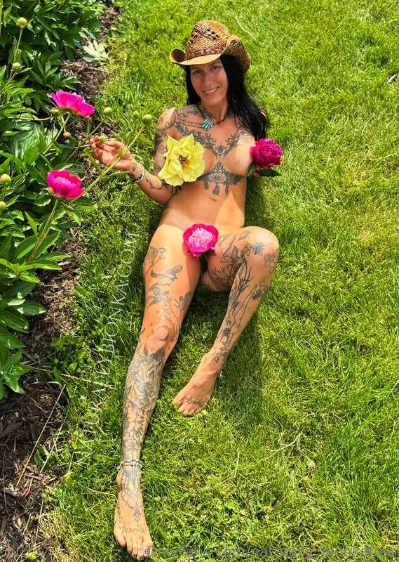 Do you like my flowers? 🤭💋