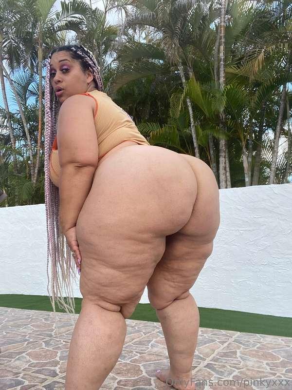 I hope you're hungry, I'm serving cake 🤤