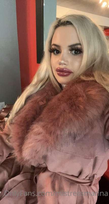 Look how big I look in my coat baby #bimbostatus