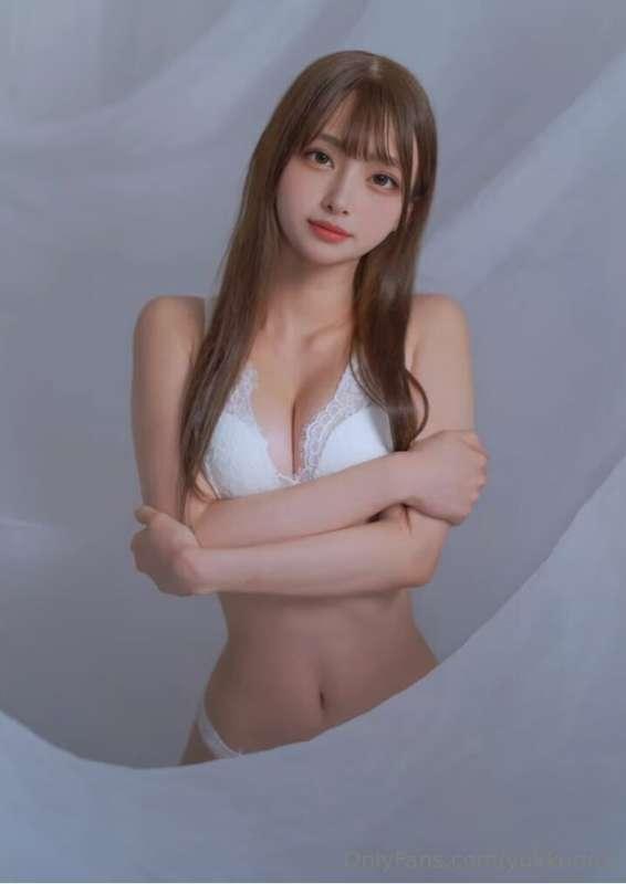 Which lingerie do you like more, the white one or red??🤭💖💖