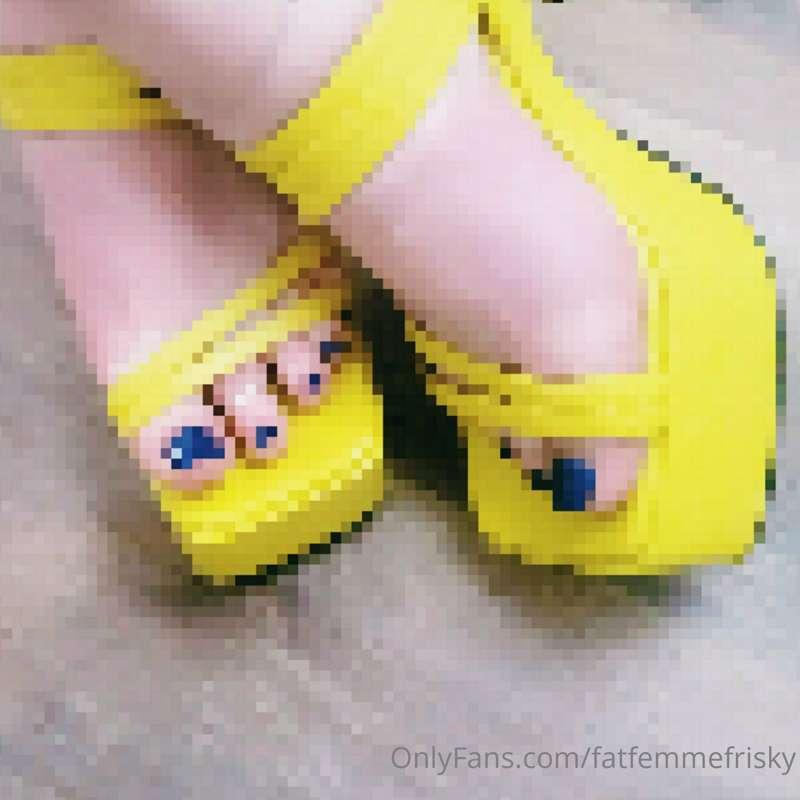 Wearing simp funded shoes, going to a cuck-funded concert. L..