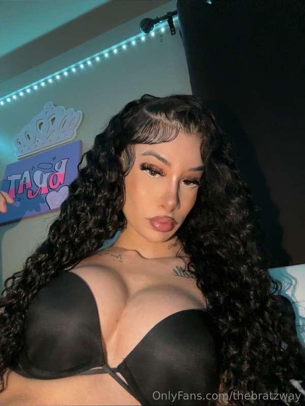Curly hair, don’t care. Lace and curls for days!💁‍♀️✨