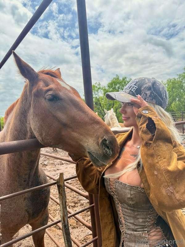 Can you handle this kind of ride? 🐎💋