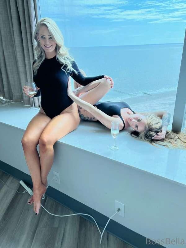 @sportywife  and @blondebarbellas  ready for a fun weekend…