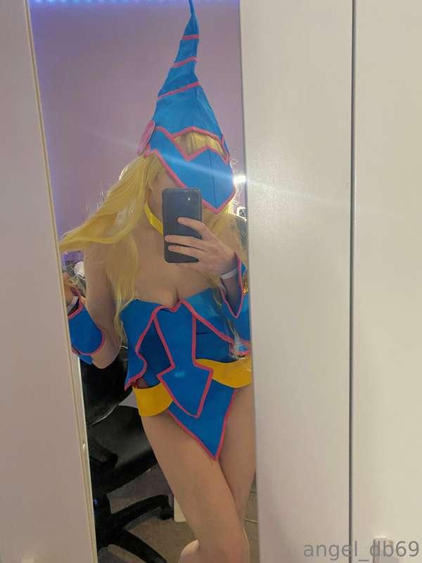 This cosplay doesn’t come with bottoms >.<
