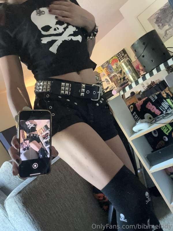 Black fits me too well, don’t you think? 😏🖤