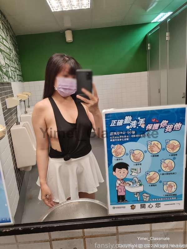 Visit the baseball field suddenly want to pee....
went to the wrong toilet😂😂

棒球場逛到內急....上錯廁所了😂😂