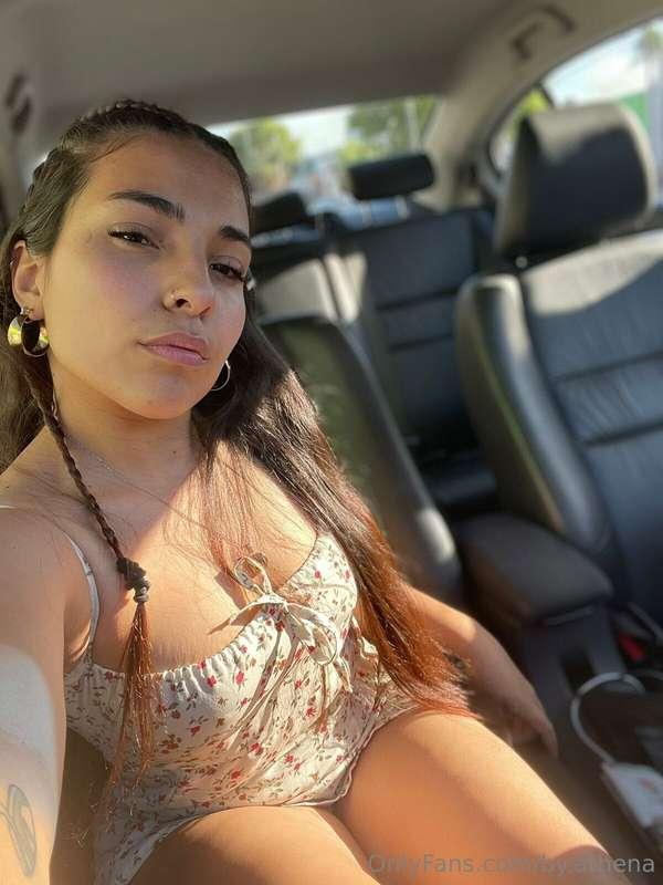 Un recordatorio con pelo largo y uno desnuda y mojada, tu de..