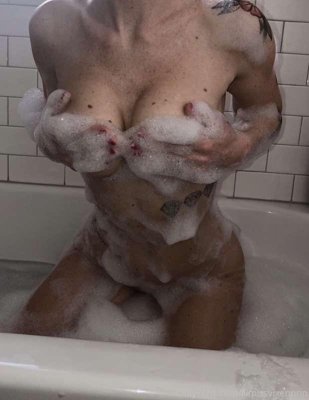 *dirty girl gets clean* 😏💦