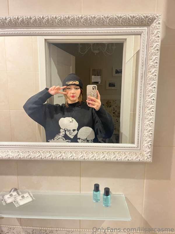 💋Mirror, mirror on the wall, should I wear nothing at all?🫣