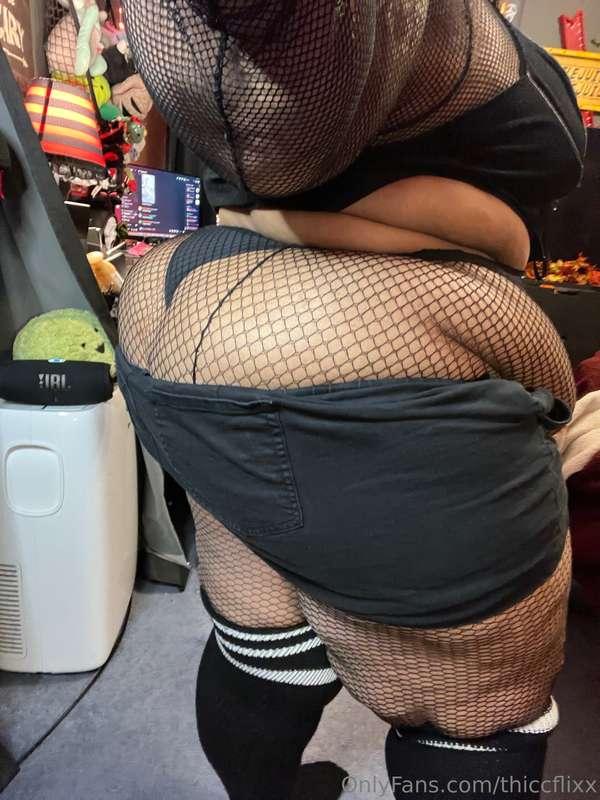 This ass can barley be contained in my shorts 🤤🤤