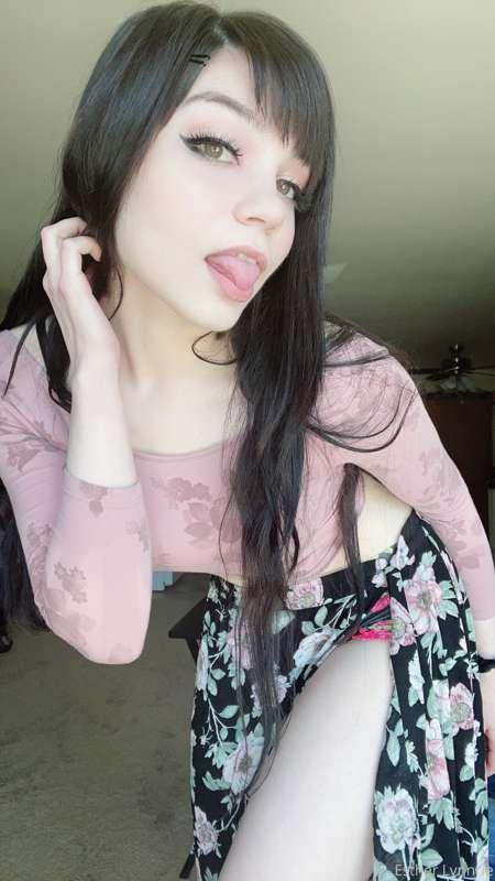 Who like flowers UwU 💐🌼🌸🌻🌺🌷🌹