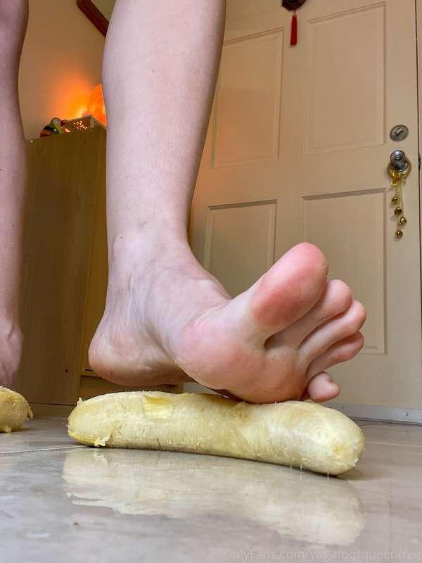 Stepping on two bananas and squishing them between my toes 🍌..