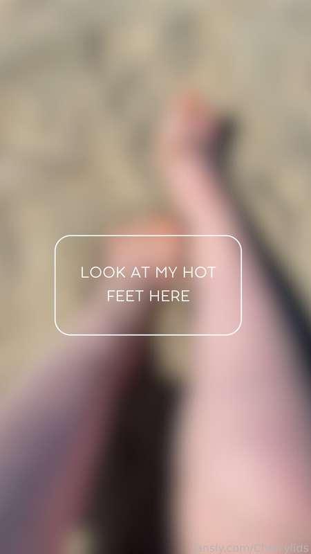 Come and lick all the sand from my toes 😏💦

#milf #bbw #pawg #mommy #curvy #chubby #feet #worship #footfetish #toes 