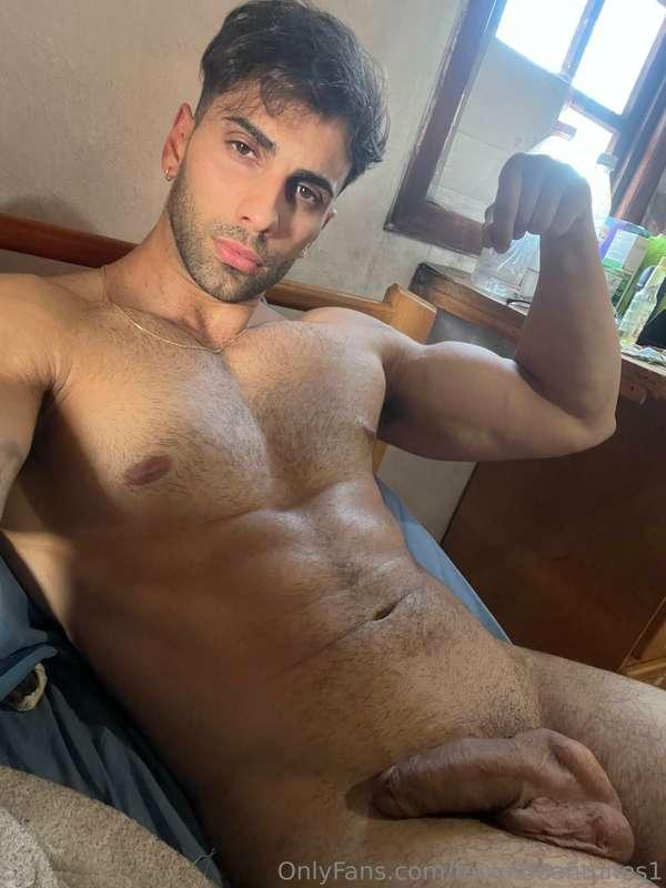 Acostado pensando en vos 😏🍆  Lying down thinking about you 😏..