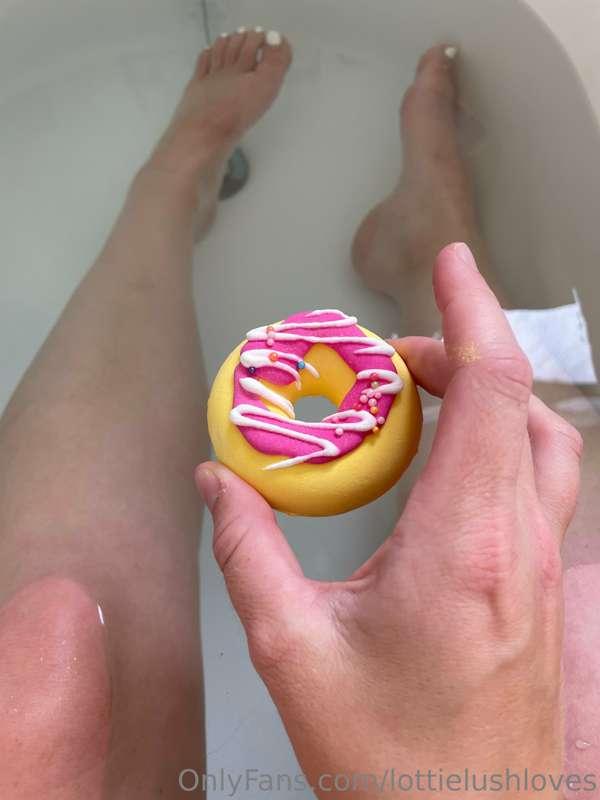 🍩 Feeling a bit off today so time for a hot bath & donut bat..