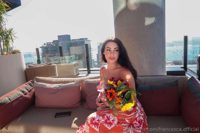 Sitting pretty with my favorite flowers 🌺