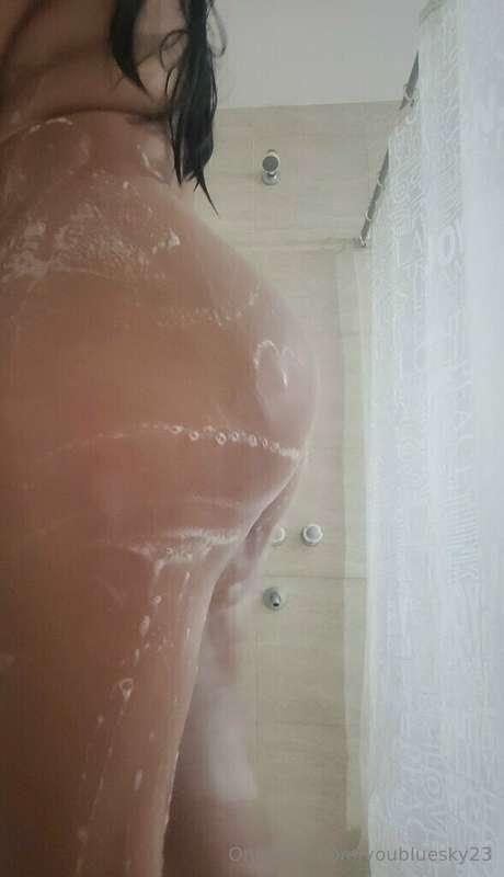Shower with a lot of foam🙈