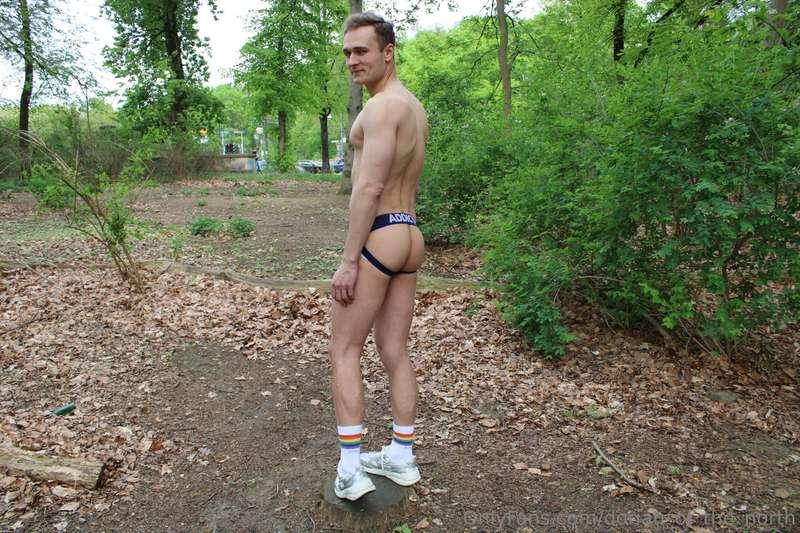 Some hot pics from a cruising spot in Tiergarten in Berlin 🔥..