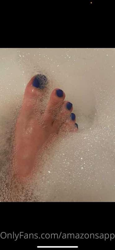 Kiss my beautiful feet 😈

#feet #gooddess #10uk #tallgirl