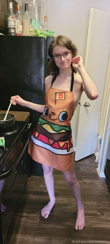 Do you like my cute apron? 🥺