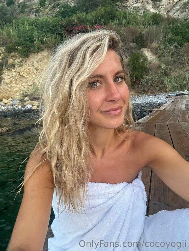 Hi guys! So happy to be back. Swipe to take my towel off 😘  ..