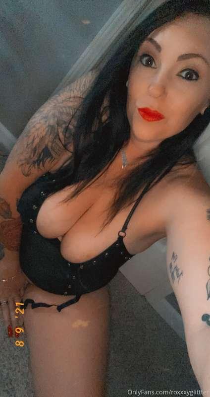 I love the red lipstick 💄 let me
Leave it around your cock?!