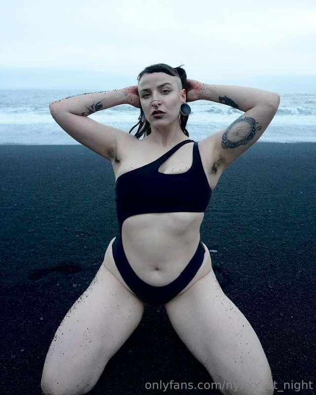 watch me do this black sand beach photoshoot in Iceland on m..