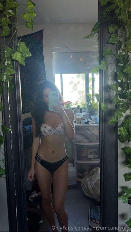 I loveeee when im tan, do you think my swimsuit is sexy?