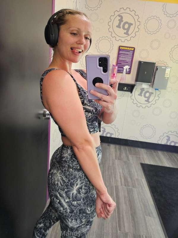 Being a tease at the gym per usual 💪🏻😜
