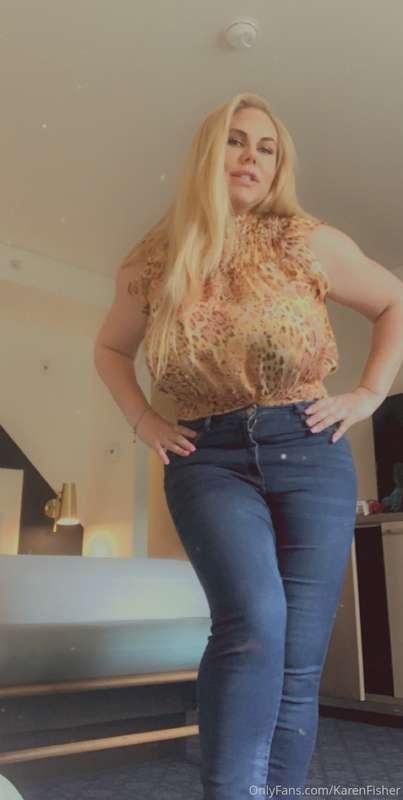 How do these tight new jeans look on my booty? 🍑