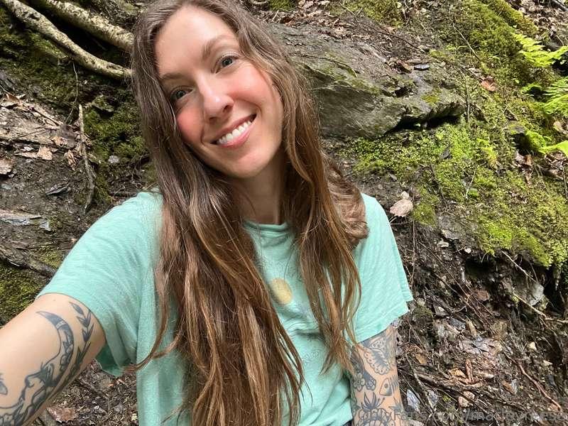 always hangin out with the earth🌎