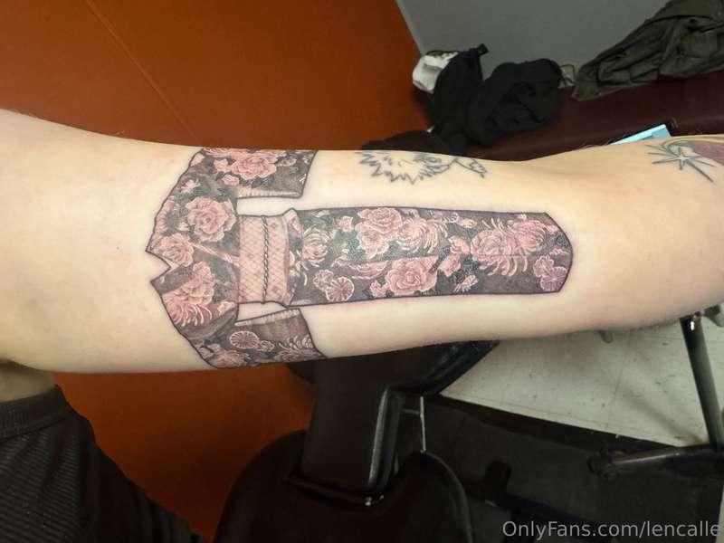 New tattoo reveal! 💕 I love it so much and I’m so happy to c..