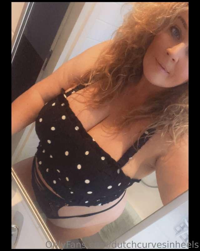 dutchcurvesinheels image #1