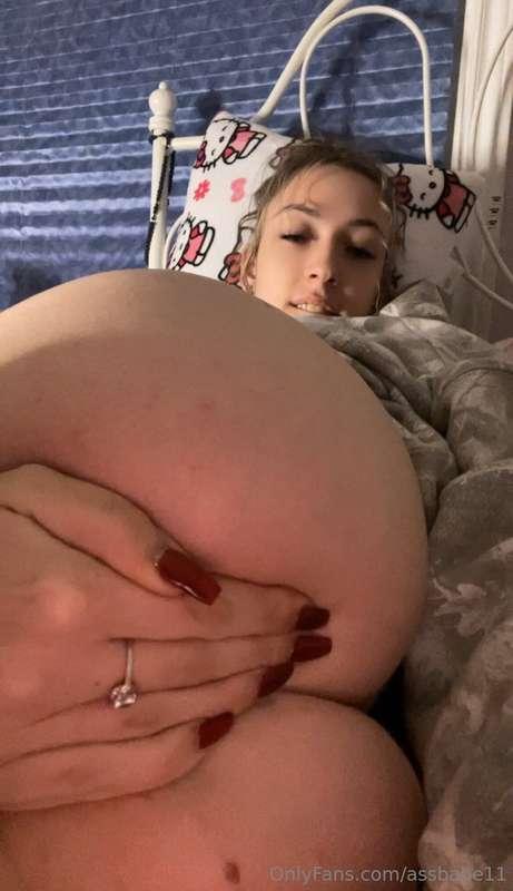 New Two minute fingering my ass and farting in my hand video..