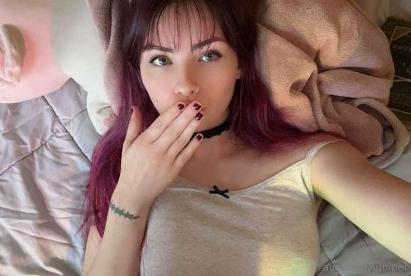 Blowing you a kiss cause I miss you💋