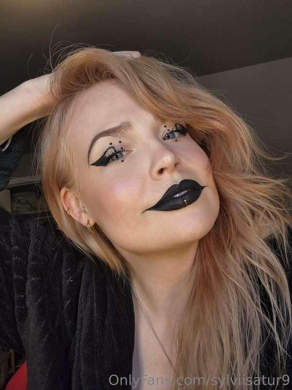 Some post-Halloween clowning around. I need more black lipst..