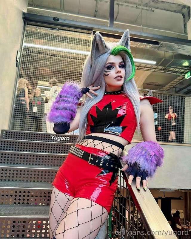I've finished my Roxxie cosplay! Please hurry and like the p..