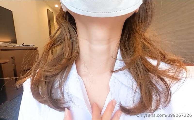 【360°VR】A female boss swallows and burps five small subordin..