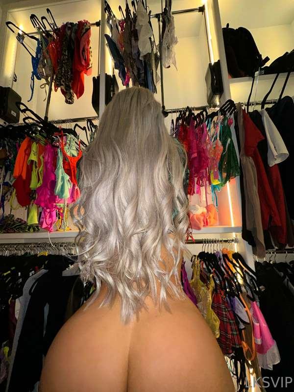 What should I wear… 💚💜