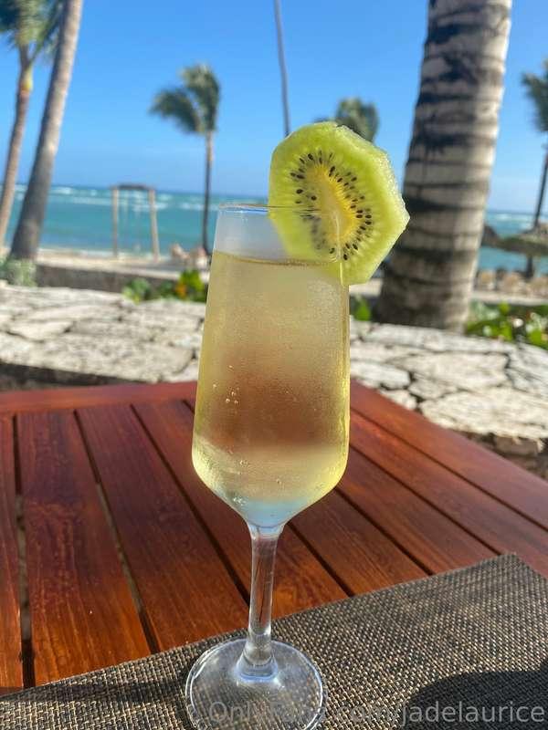 Cheers to the freaking weekend ! 🥂