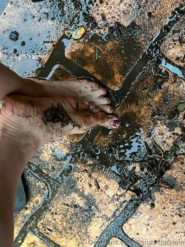 video di 3 minuti dei miei piedi sporchissimi in mezzo al fa..