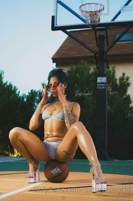 Too hot for summer😘