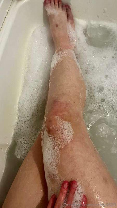 Wanna be the drops of water caressing the curves of my smoot..