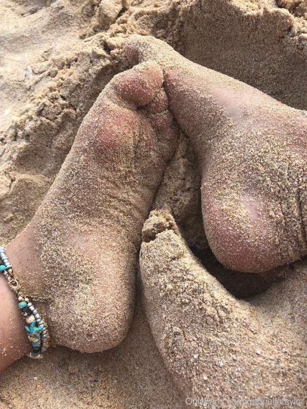 Jealous of Victoria’s sandy feet 🦶 who loves sandy soles and..