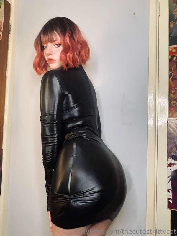 Tight shiny butt 🖤