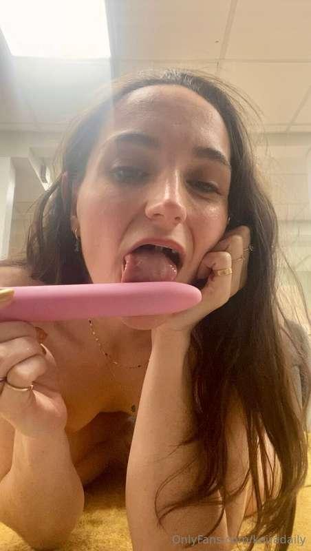 Really enjoying my new toy 😈 watch me fuck myself with my ne..